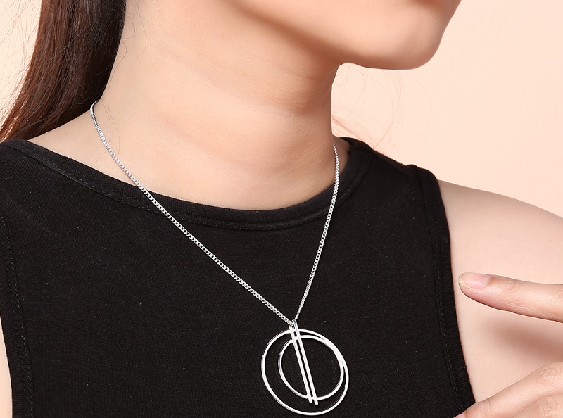 Mẫu d&acirc;y chuyền mặt tr&ograve;n c&aacute; t&iacute;nh